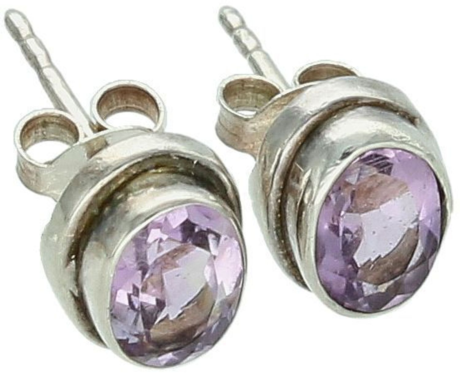 Kolczyki damskie srebrne próby 925, owalne z fioletową cyrkonią. Wymiary 6 x 8 mm, waga 2,03 g, zapięcie na sztyft. Eleganckie i uniwersalne – idealne na prezent!1.jpg